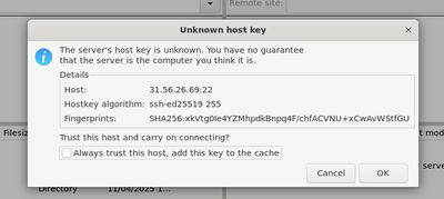 Okno weryfikacji klucza hosta FileZilla podczas pierwszego połączenia z VPS przez SFTP