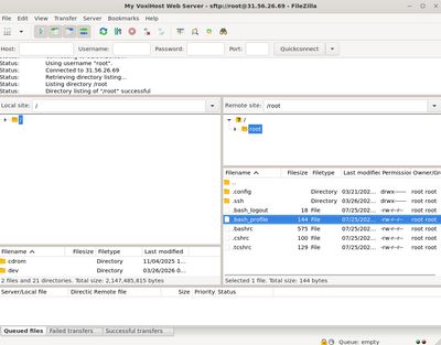 Interfejs FileZilla podzielony na dwie części pokazujący lokalne pliki po lewej i zdalne pliki serwera Linux VPS po prawej dla transferu przeciągania i upuszczania